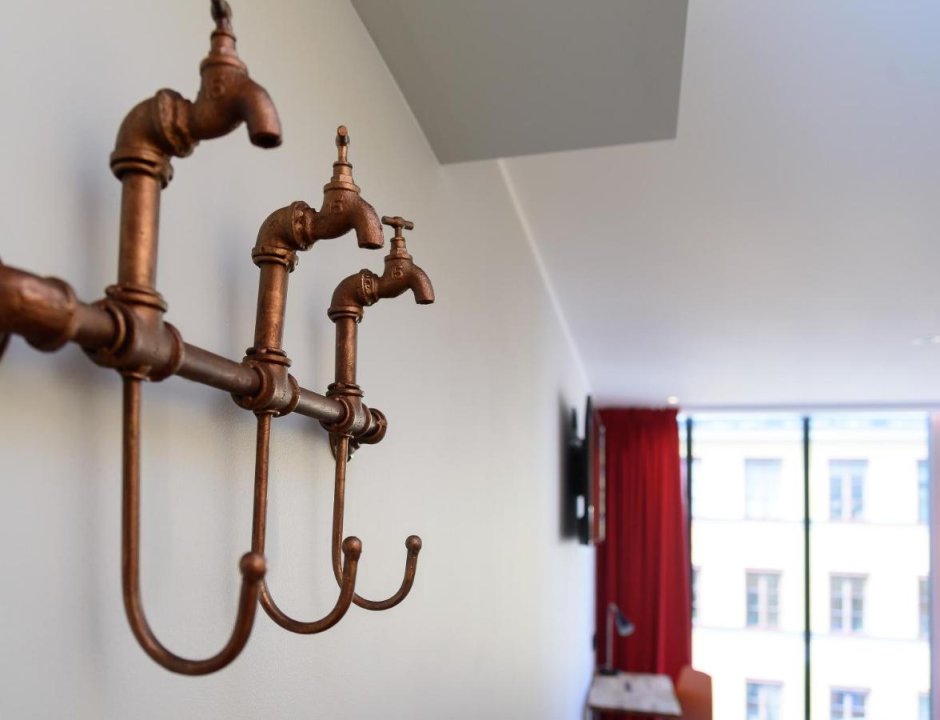 Прячем трубу отопления в ванной