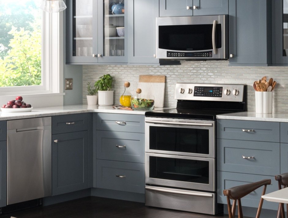 Встроенная микроволновка на кухне