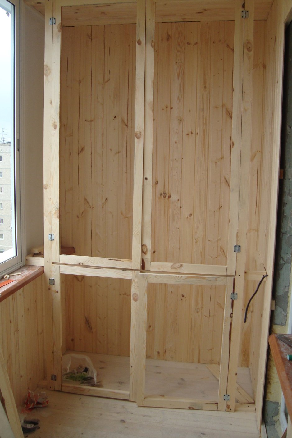 Шкаф на балконе из вагонки