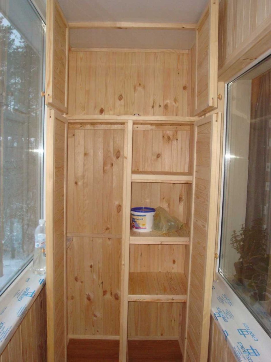 Шкаф на балконе из вагонки