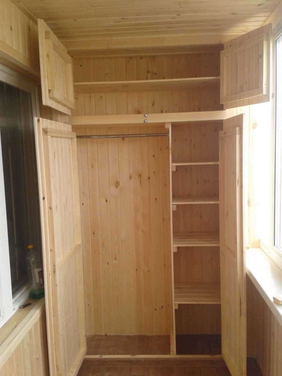 Шкаф на балконе из вагонки