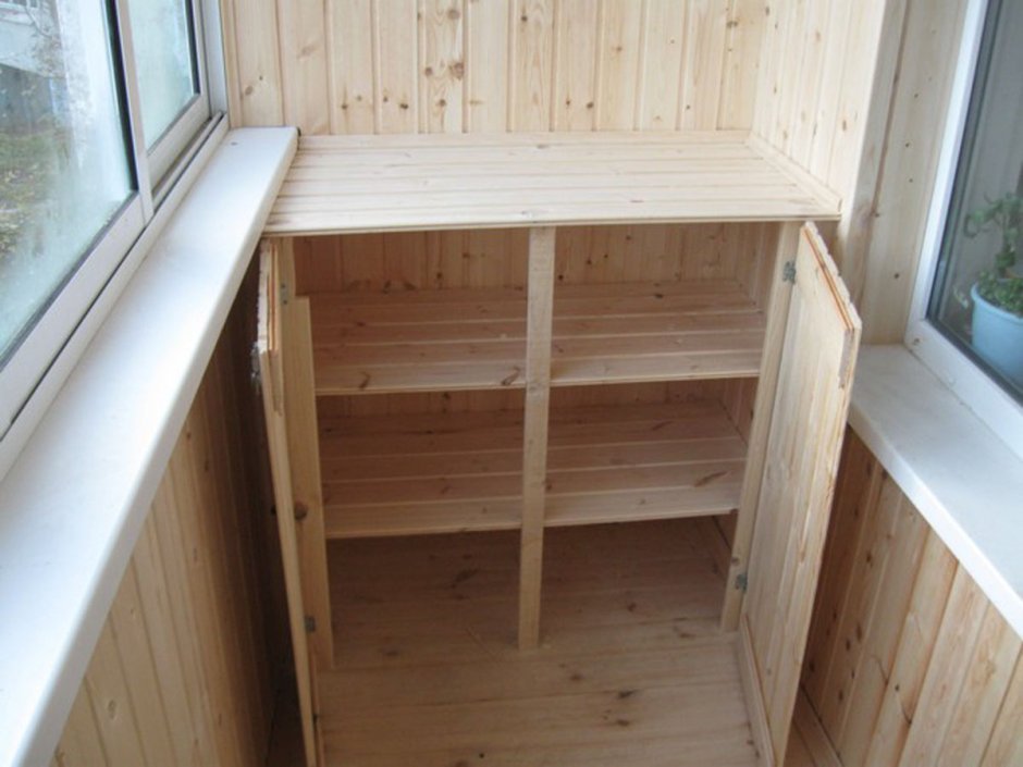 Каркас шкафа на балконе из бруса