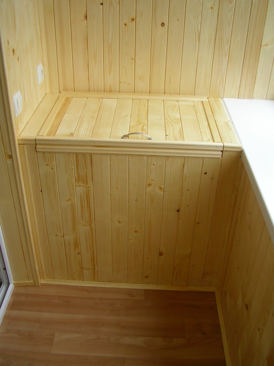 Шкаф на балконе из вагонки