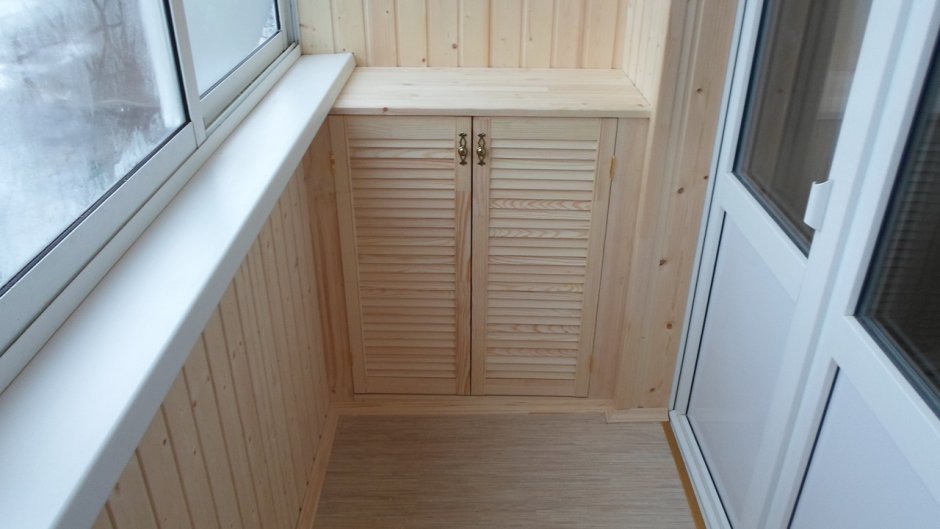 Деревянный шкаф на балкон