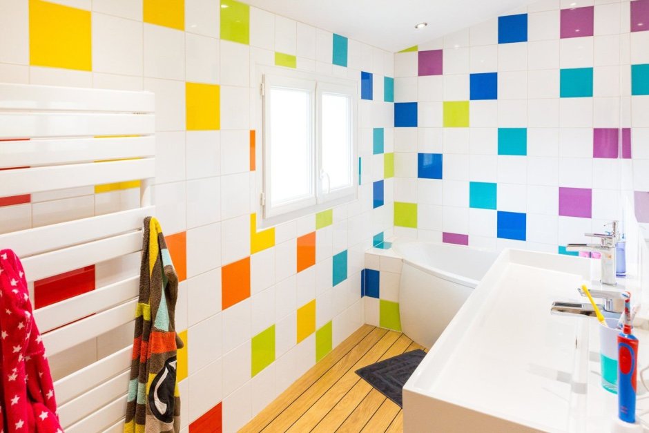 Разноцветная плитка в ванной