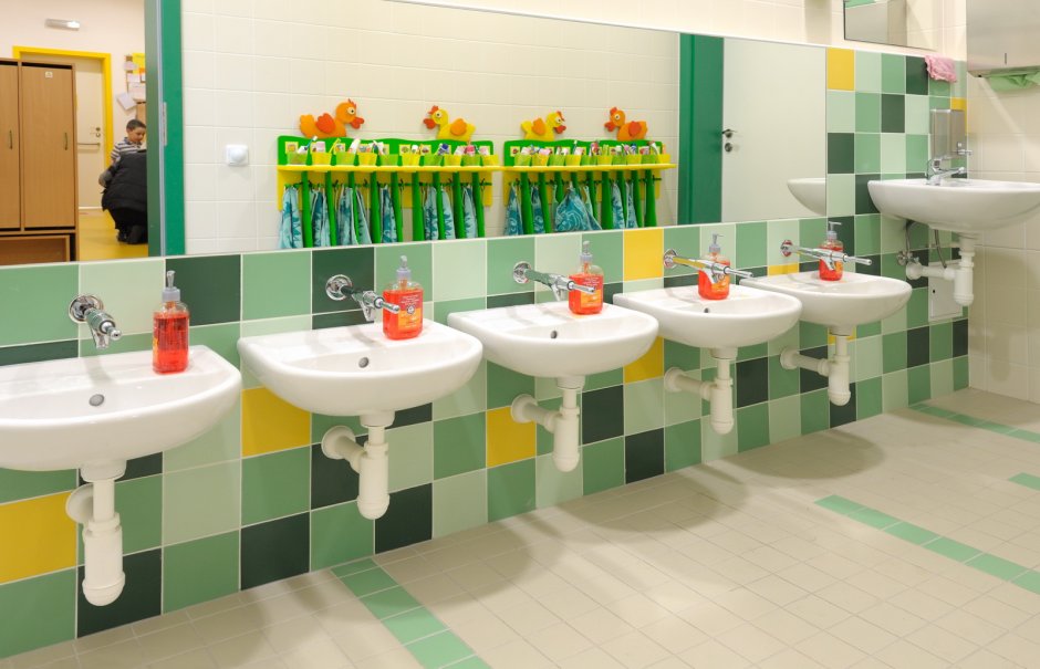 Кафель в туалете детского сада
