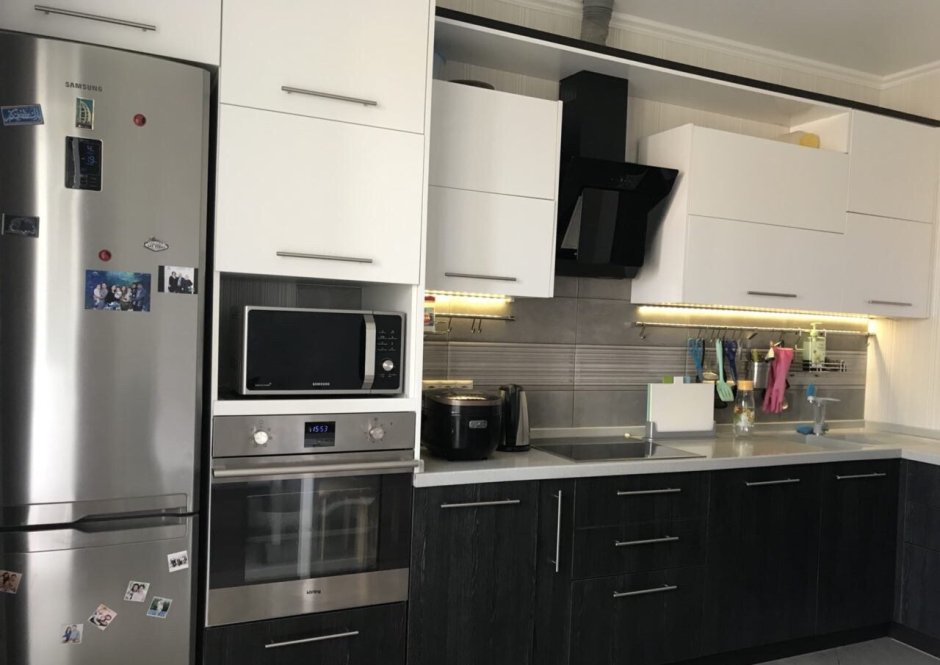 Кухонный гарнитур со встроенной духовкой и микроволновкой