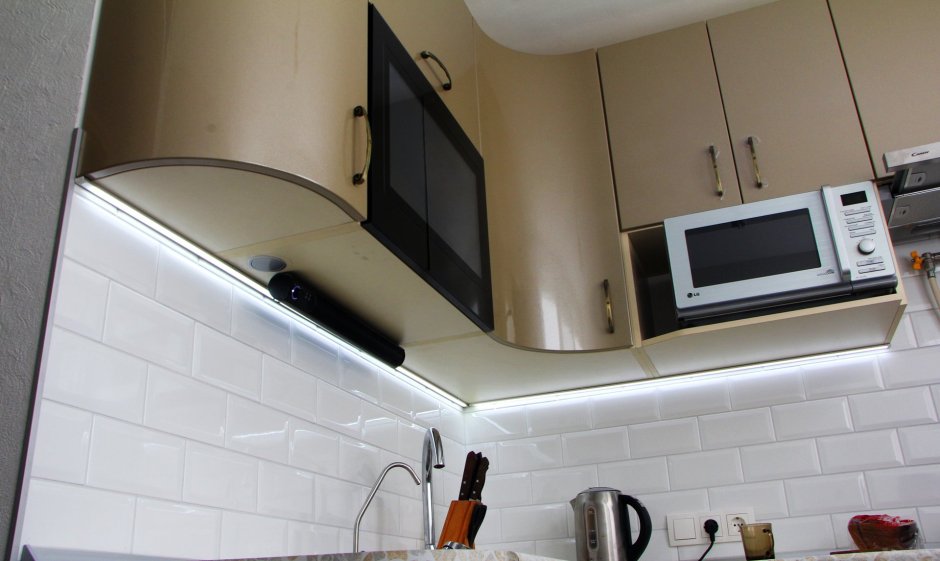 Вытяжка с телевизором на кухню