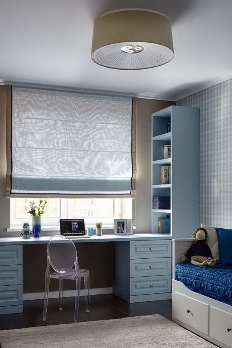 Письменный стол у окна