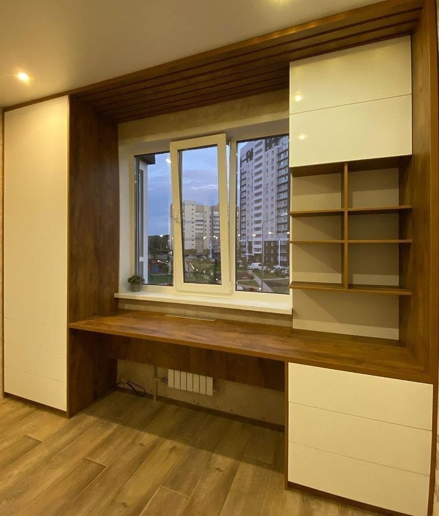 Письменный стол вдоль окна