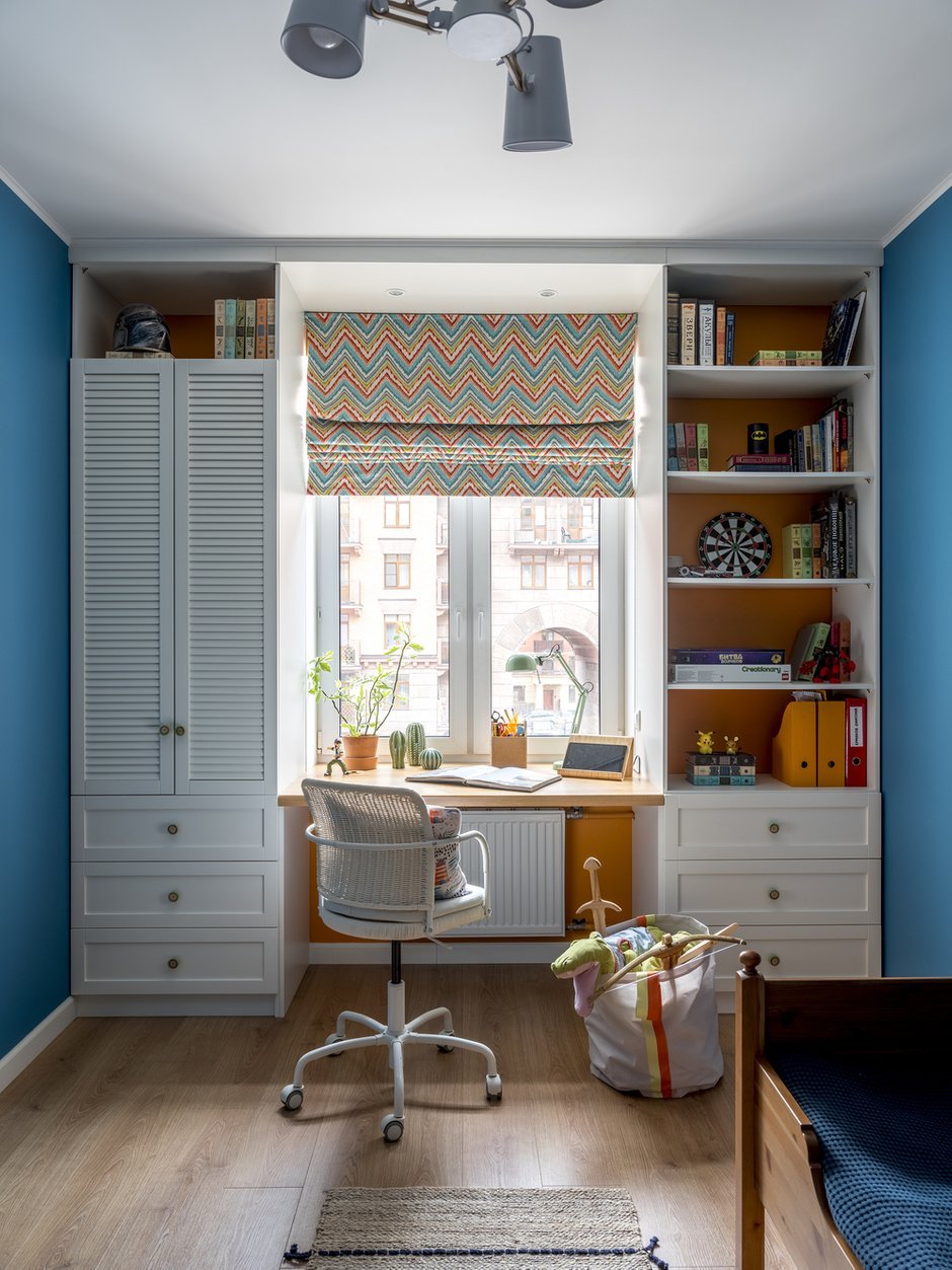 Стол у окна в детской