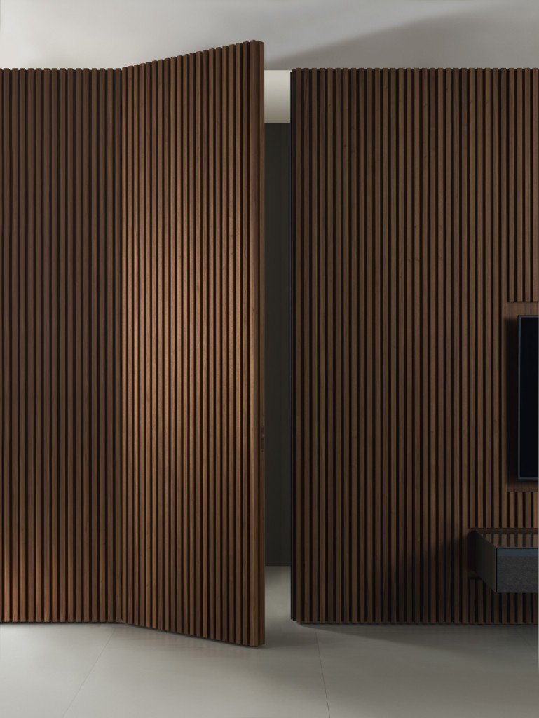 Потайная дверь с рейками