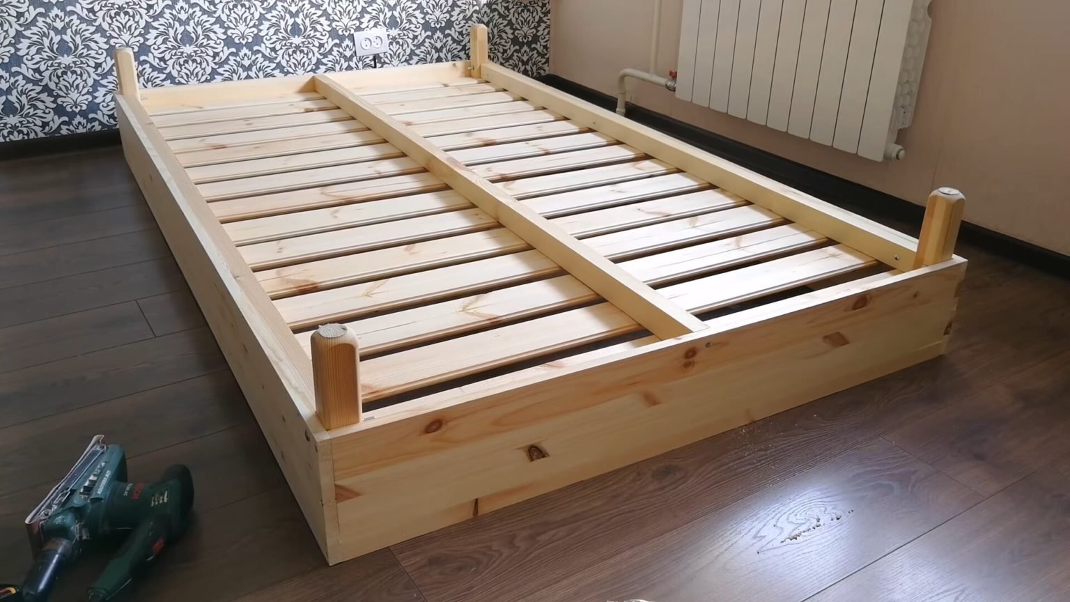 Самодельная кровать из дерева. Luroy 22745 ikea кровать. Кровать из досок. Кровать двуспальная деревянная. Деревянный каркас кровати.