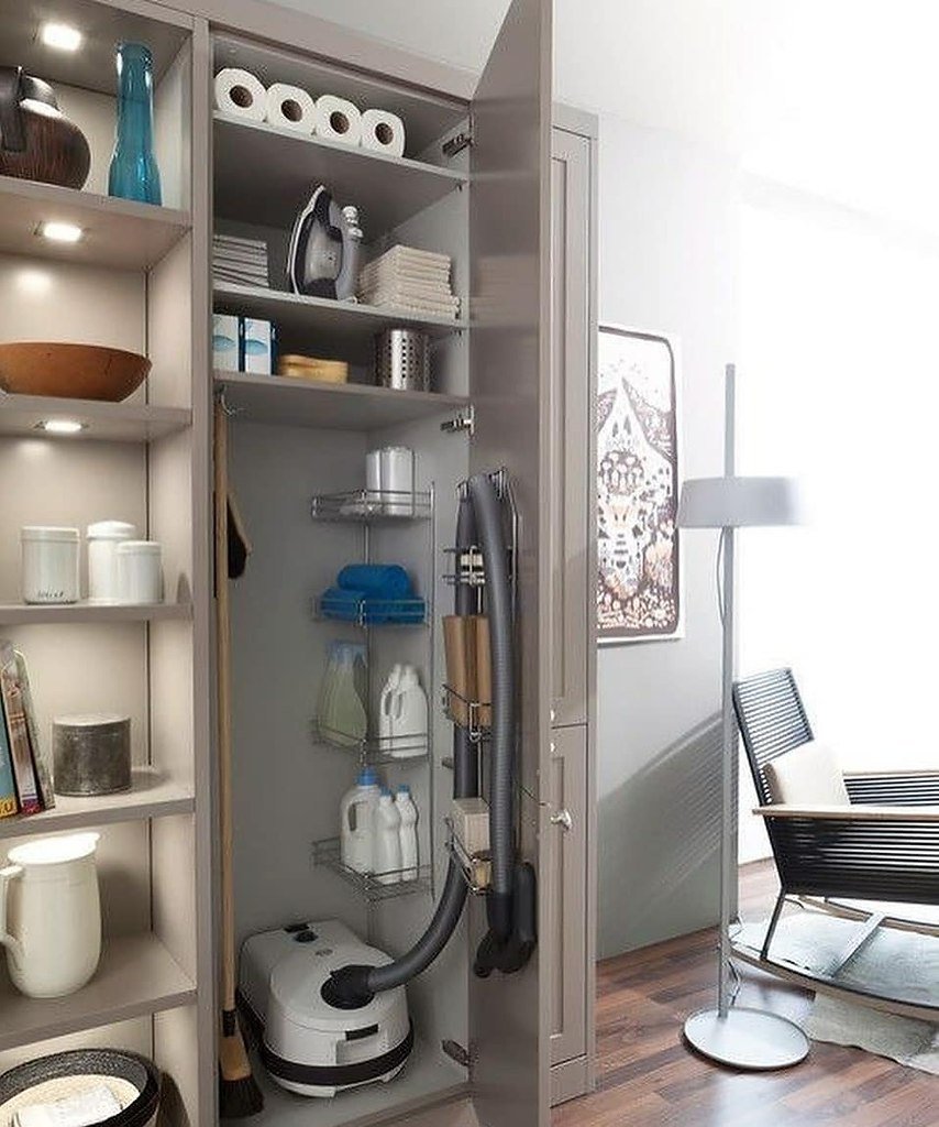 Встроенный хозяйственный шкаф