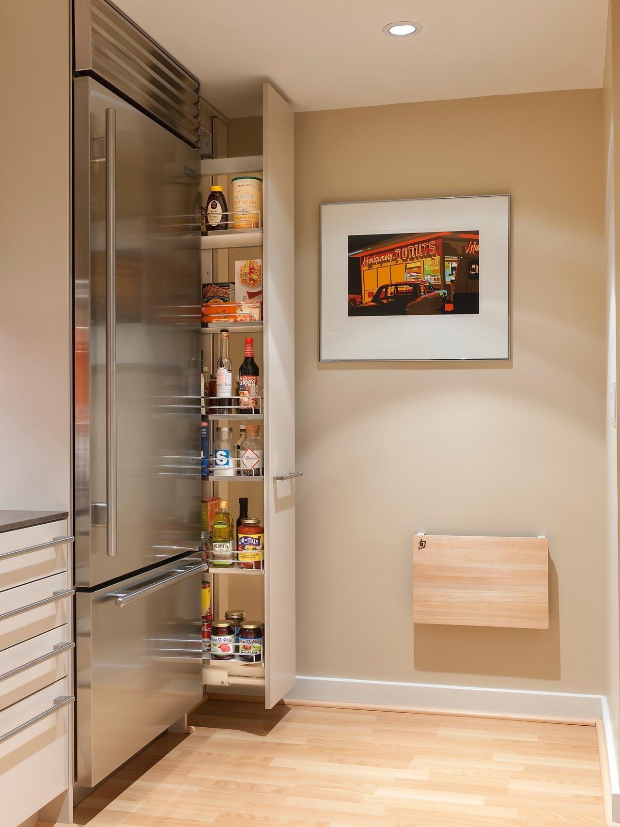 Пенал для встроенного холодильника. Холодильник встроенный в нишу. Узкий выдвижной шкаф. Выдвижной кухонный узкий шкафчик. Холодильник в нише.