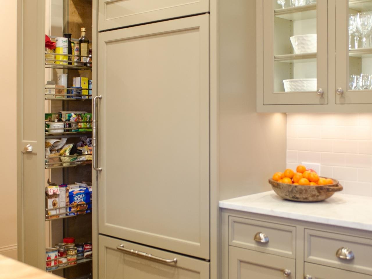Пенал для встроенного холодильника. Узкий шкаф на кухню. Выдвижной шкаф для кухни. Встраиваемый выдвижной холодильник. Узкий шкафчик для кухни.