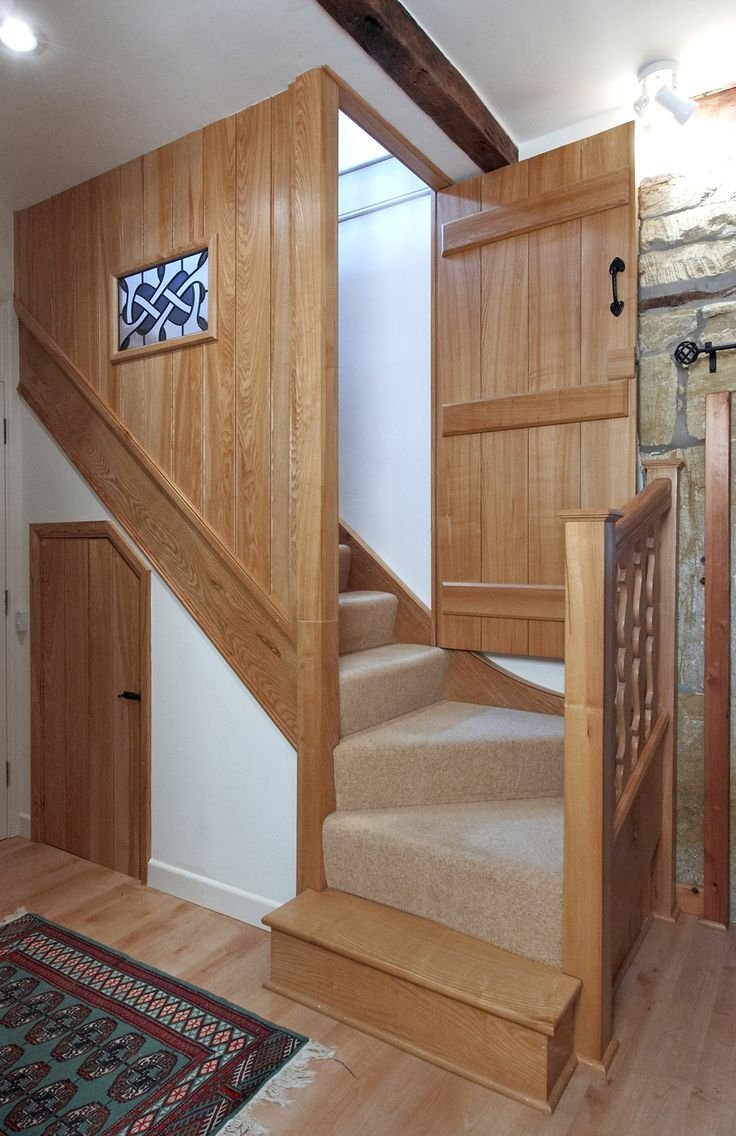 Дверь на второй этаж с лестницы