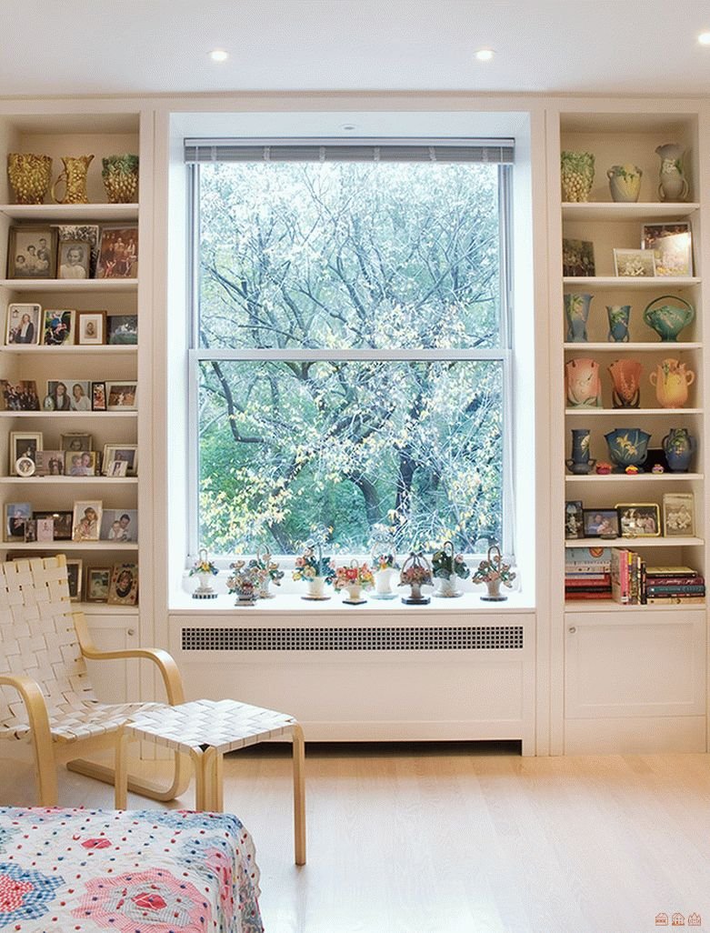 Стеллаж у окна