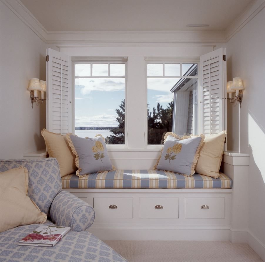 Широкий подоконник с подушками