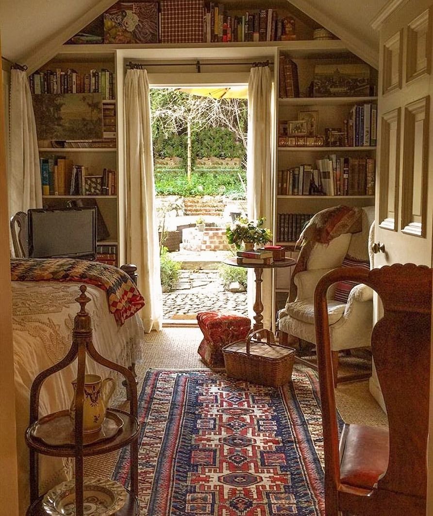 Уютный интерьер дачного домика