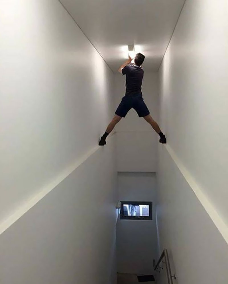 Падает с лестницы