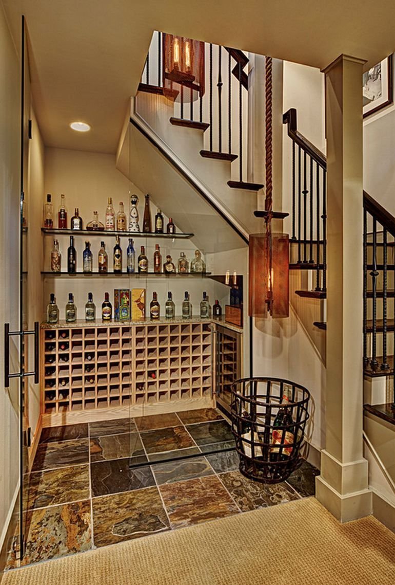 Кладовка под лестницей в частном доме