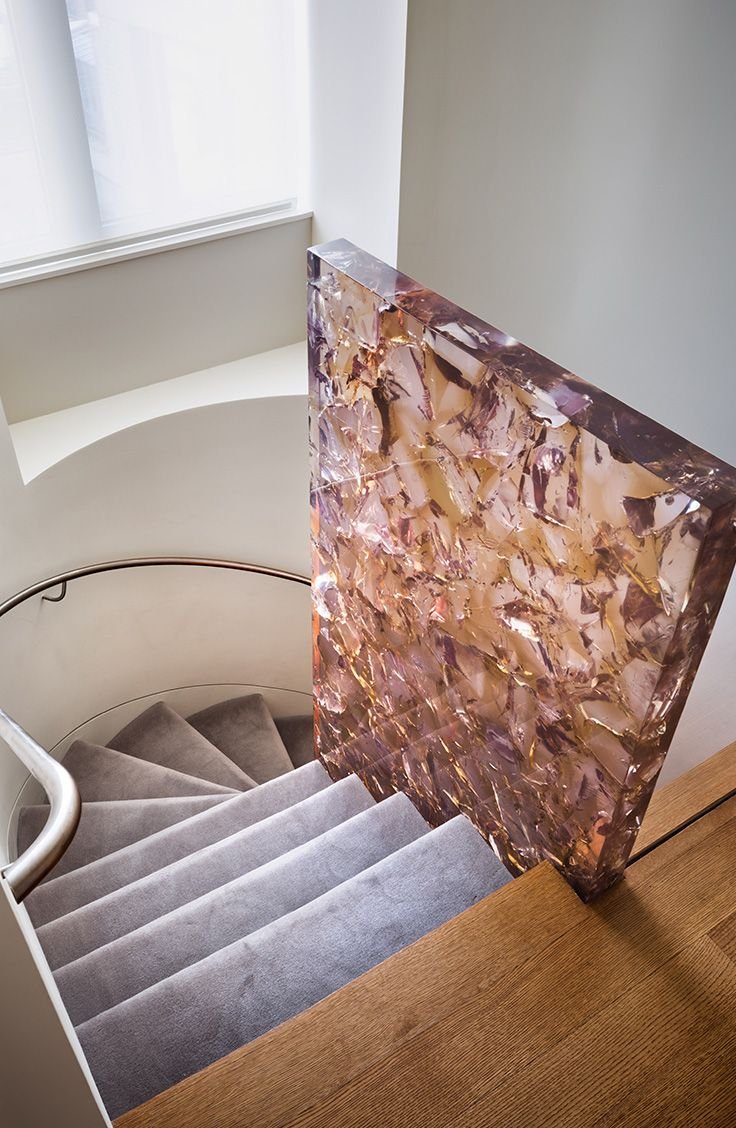 Стол из шишек и эпоксидной смолы