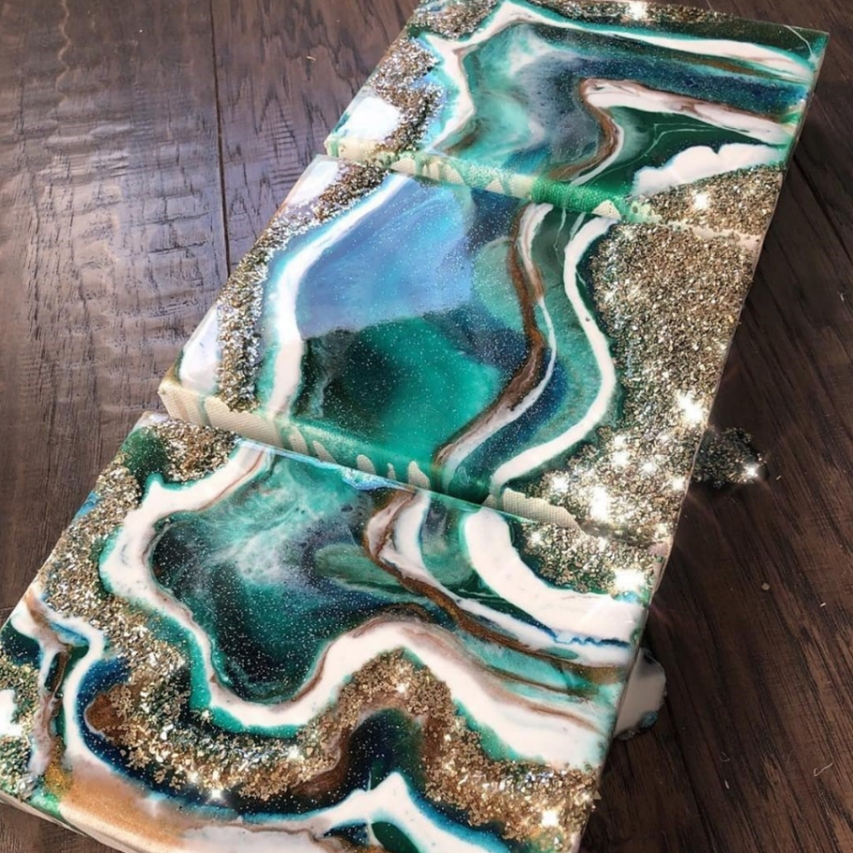 Маленький столик из эпоксидной смолы