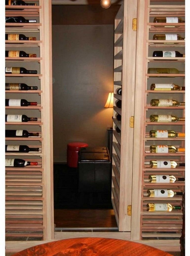 Дверь с полками в кладовку