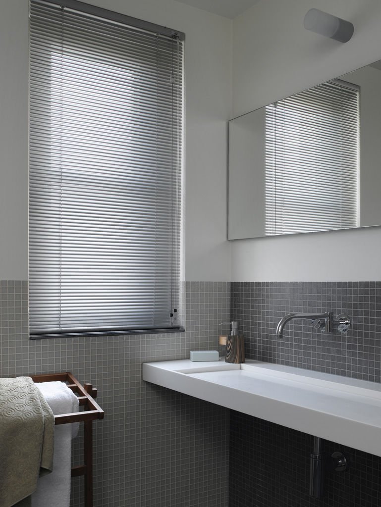 Жалюзи полностью закрывающие свет в ванной