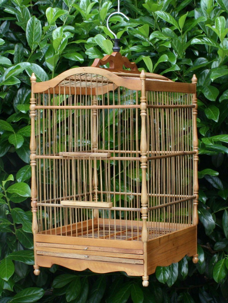 Деревянная клетка для птиц