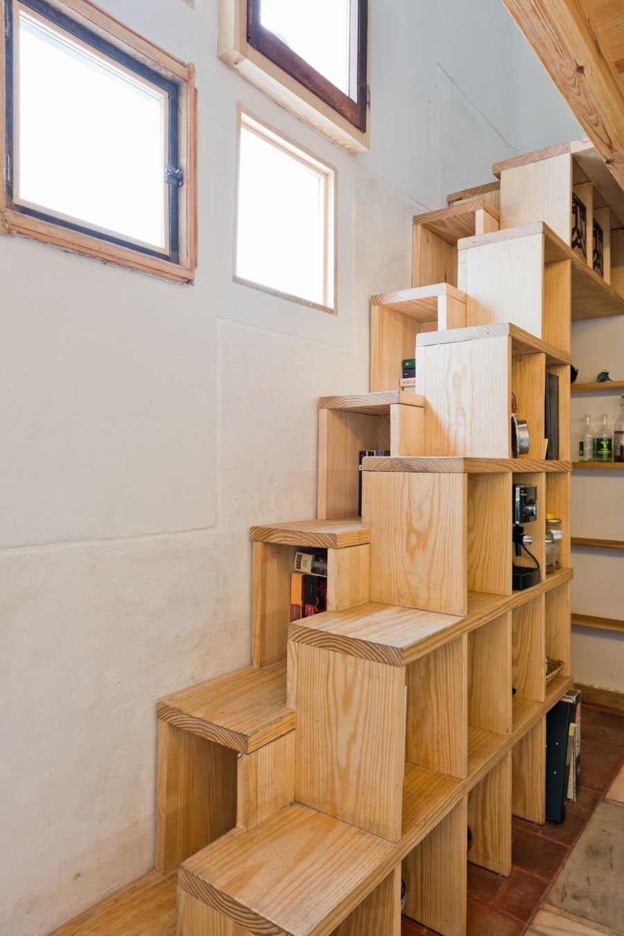 Лестница с полками
