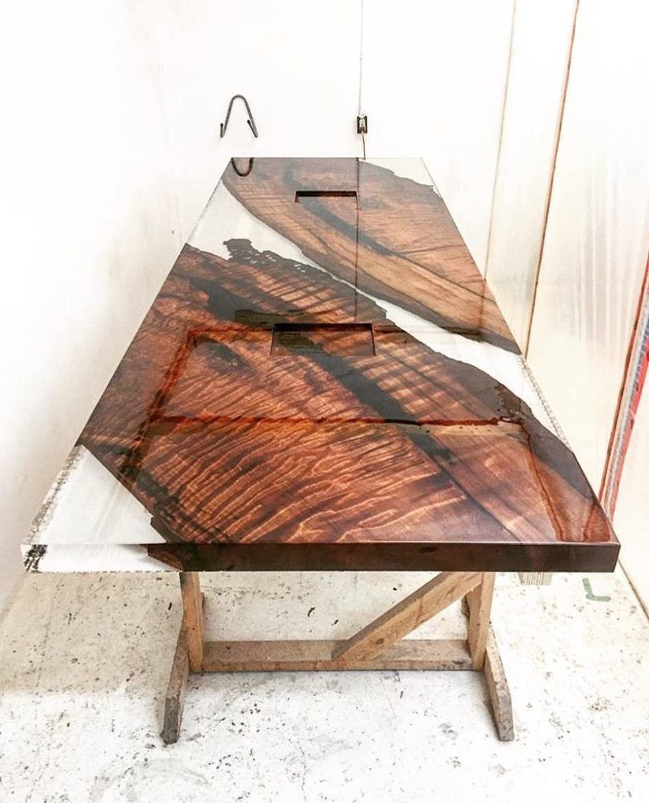 Стол из эпоксидной смолы и дерева