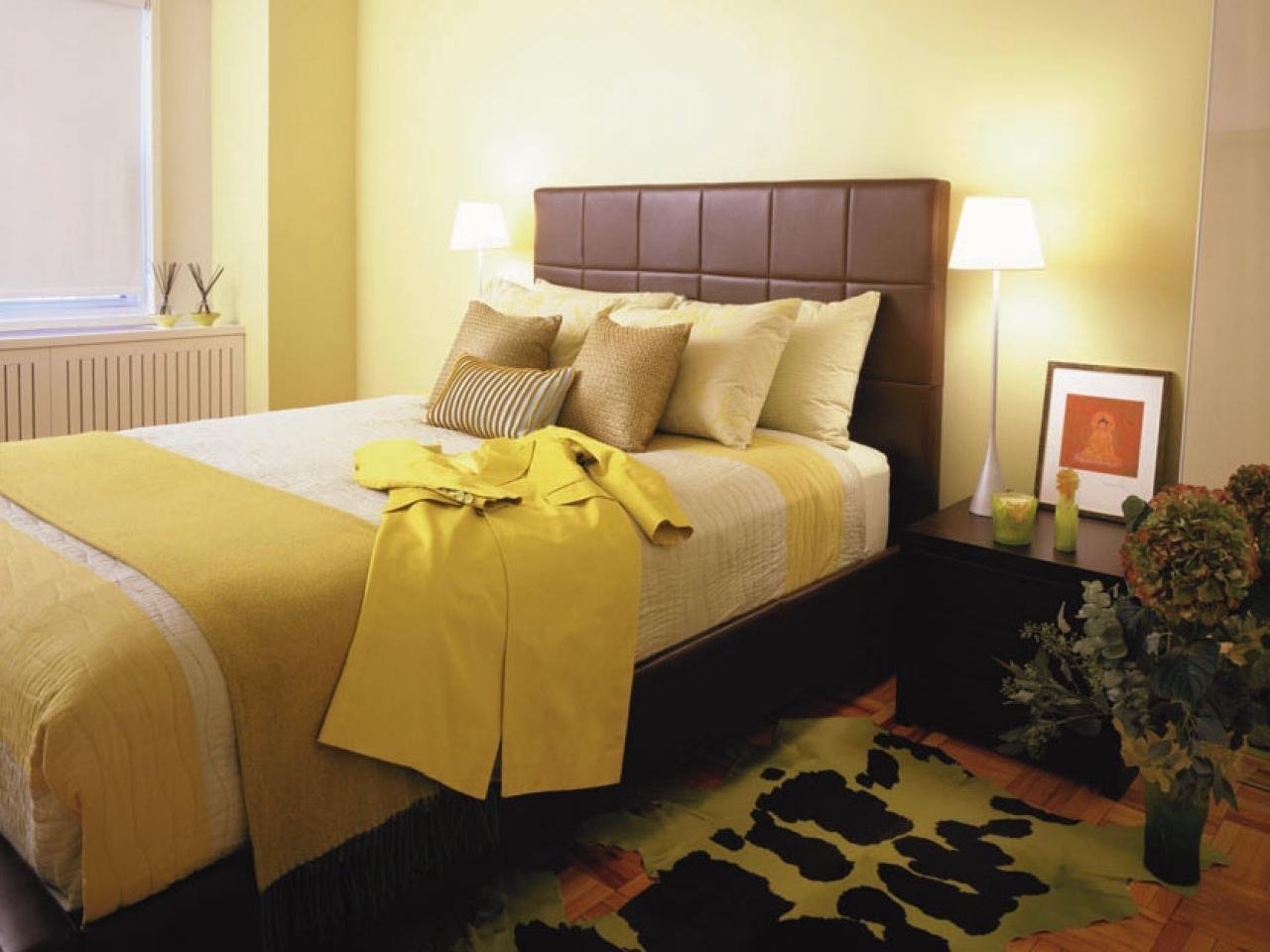 Горчичная кровать. Спальня в желтых тонах. Спальня в горчичном цвете. Спальня в желтом цвете. Желтый цвет в интерьере спальни.