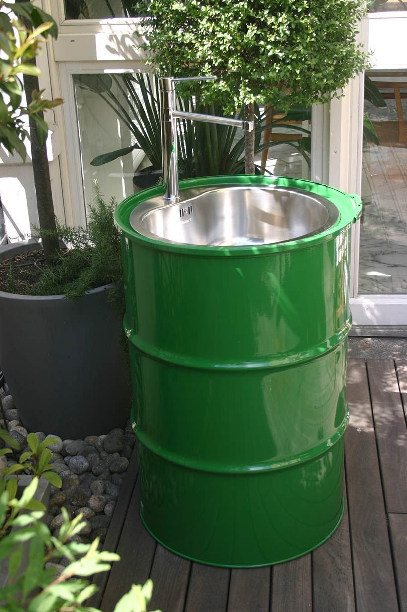 Умывальник из бочки на даче