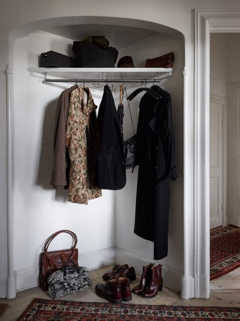 Гардероб в нише прихожей