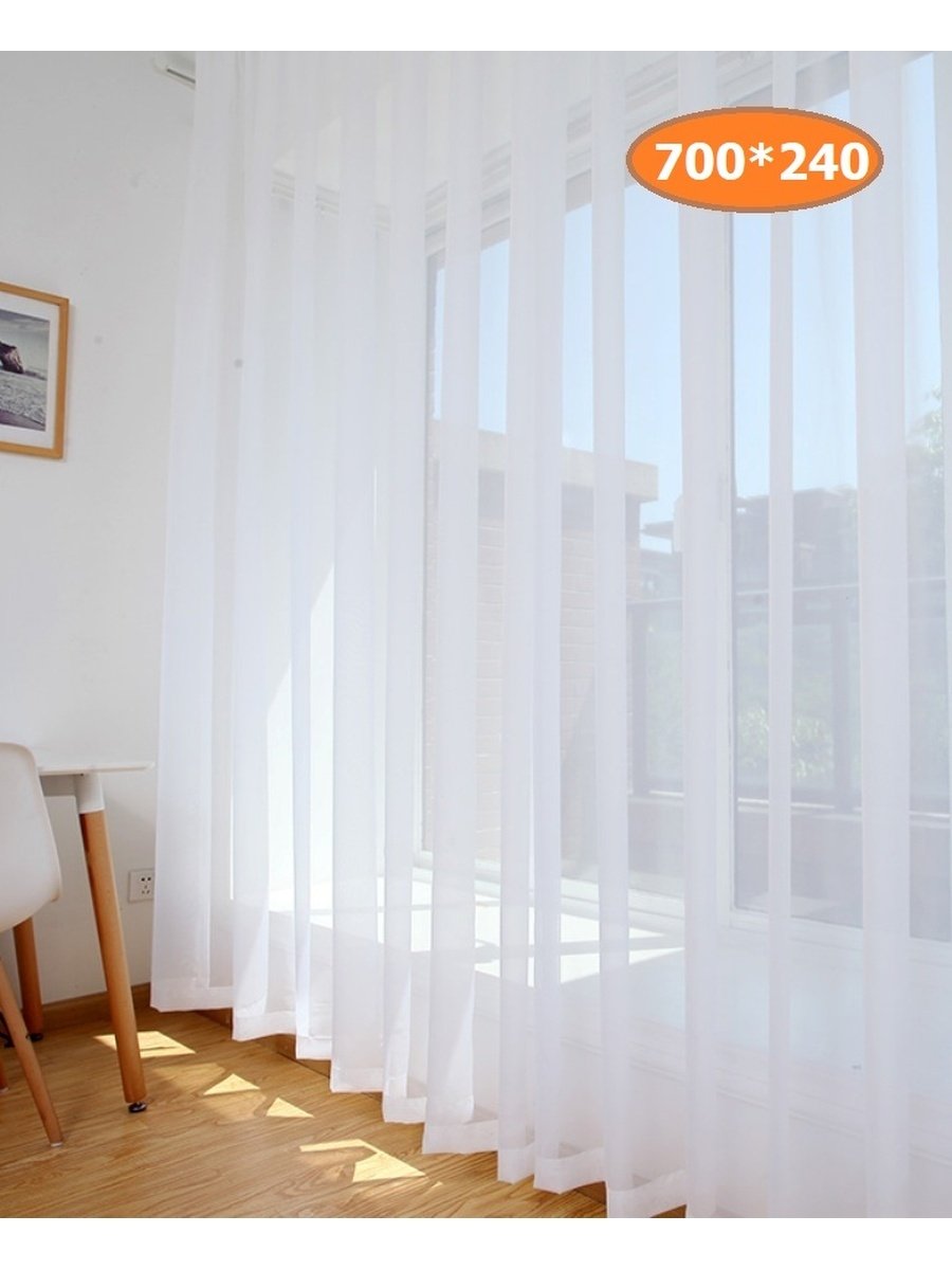 Окно с белой тюлью