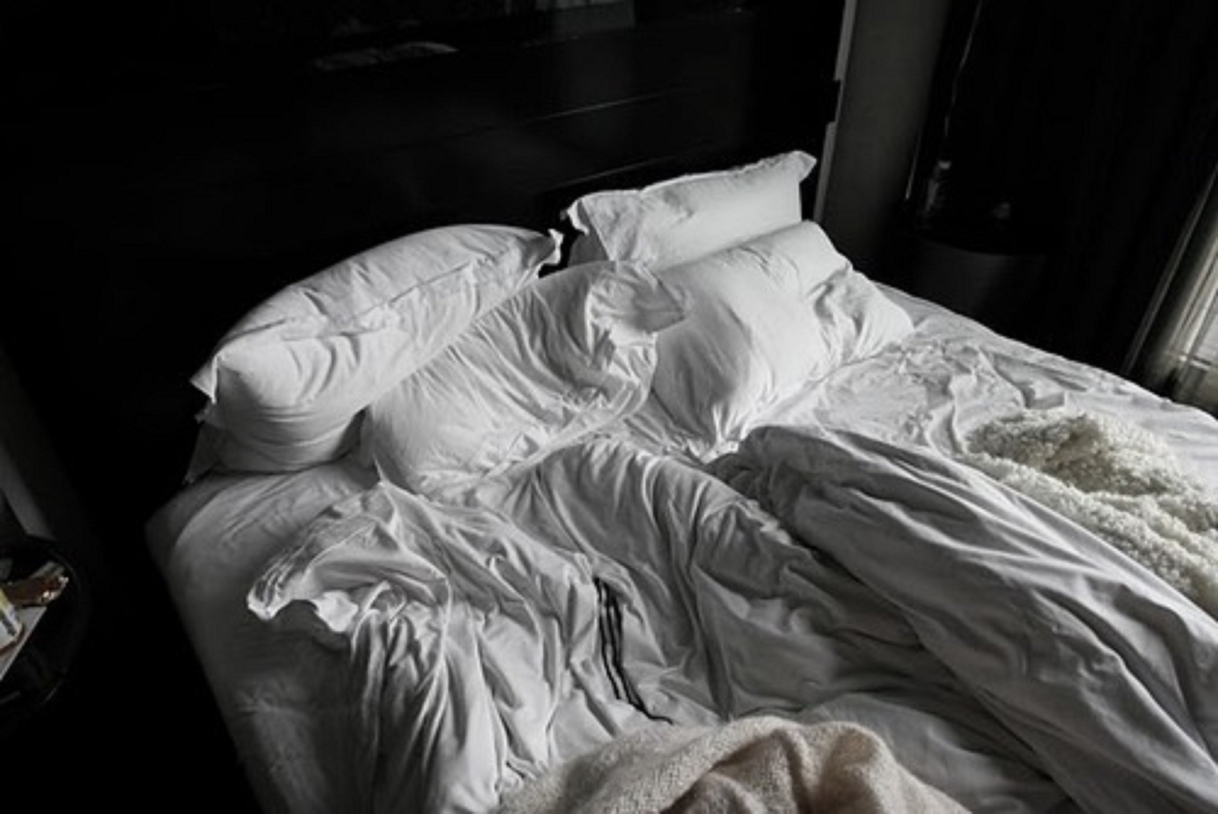 Смятая белая постель