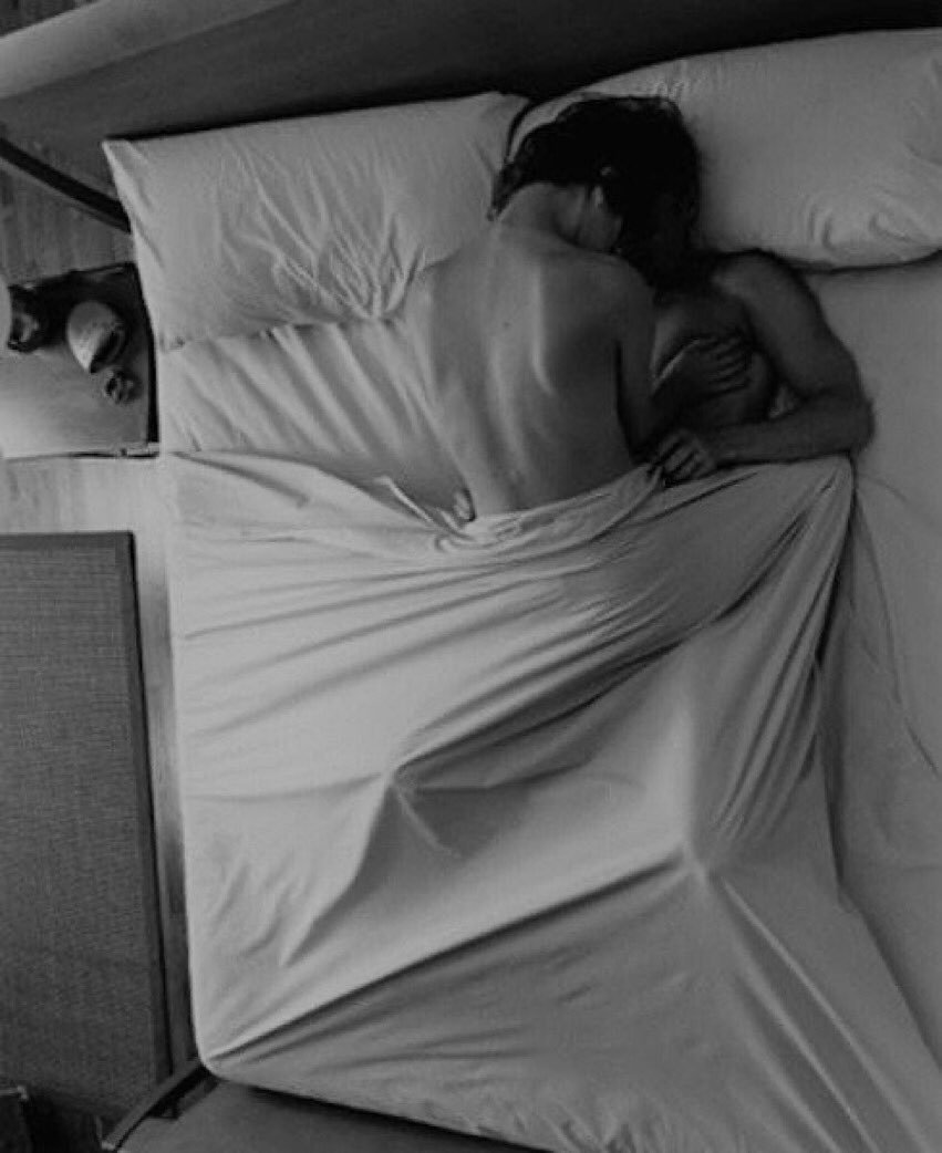 Мужчина и женщина под одеялом