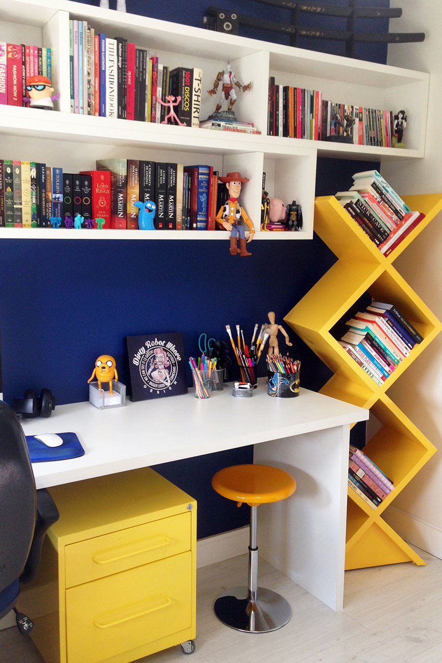 Полки над письменным столом