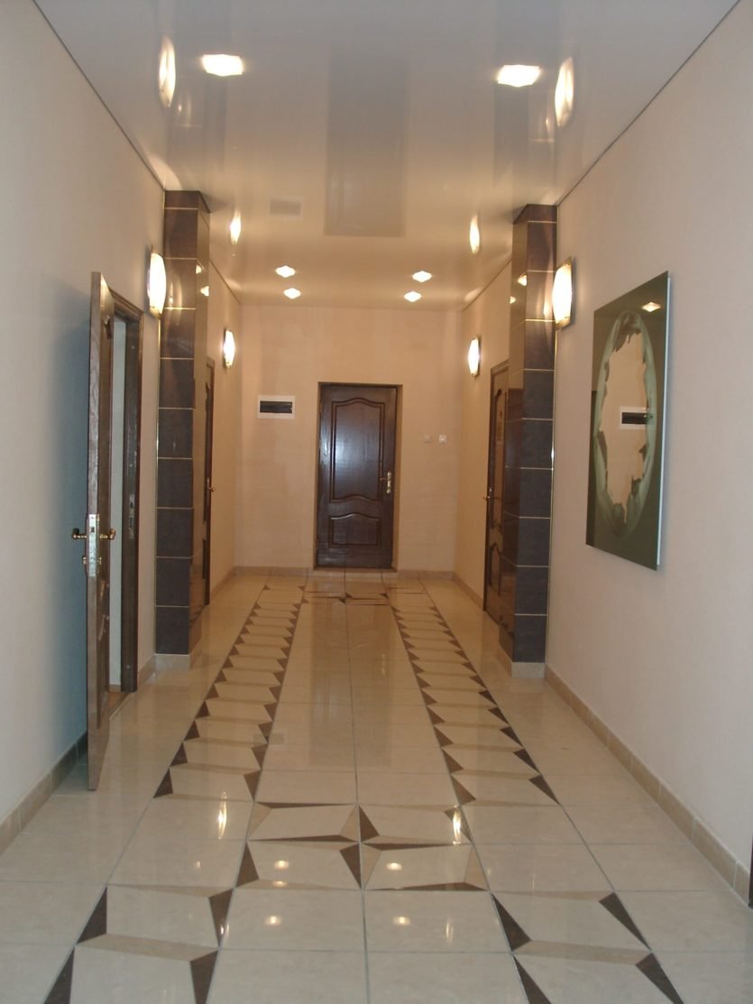 Красивый пол в узком коридоре