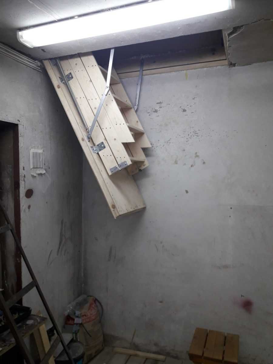 Складная лестница в гараже на второй этаж