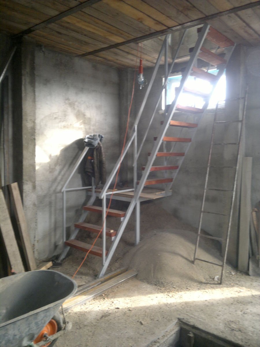 Металлическая лестница в гараж