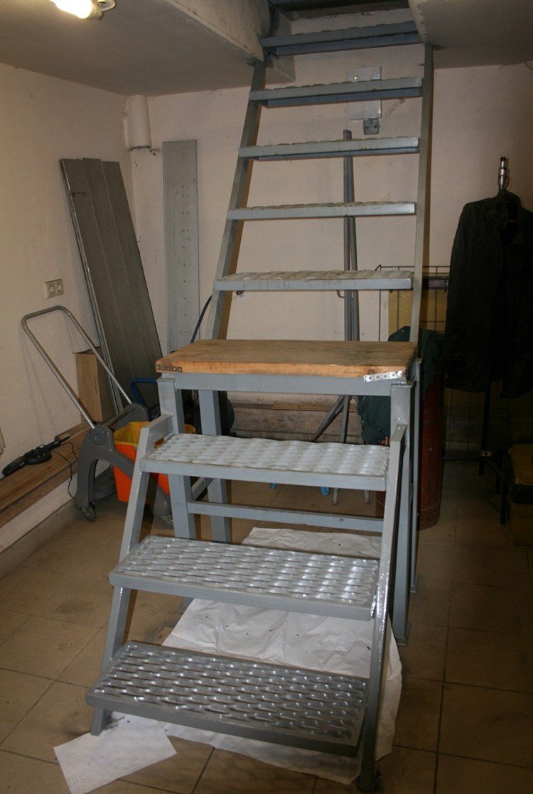 Металлокаркас лестницы с забежными ступенями на 90