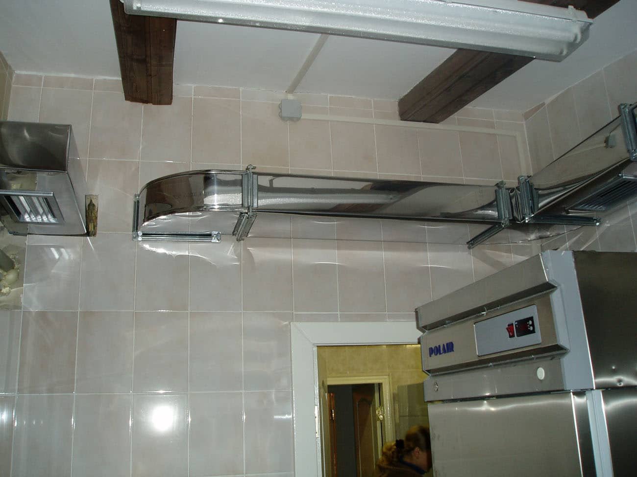 Вентиляция ванная кухня. Воздуховод монтаж короба 150х80х150. Вытяжка воздуховод nv150. Система втяжка вытяжка вентиляции. Вытяжки 110 трубы в доме.