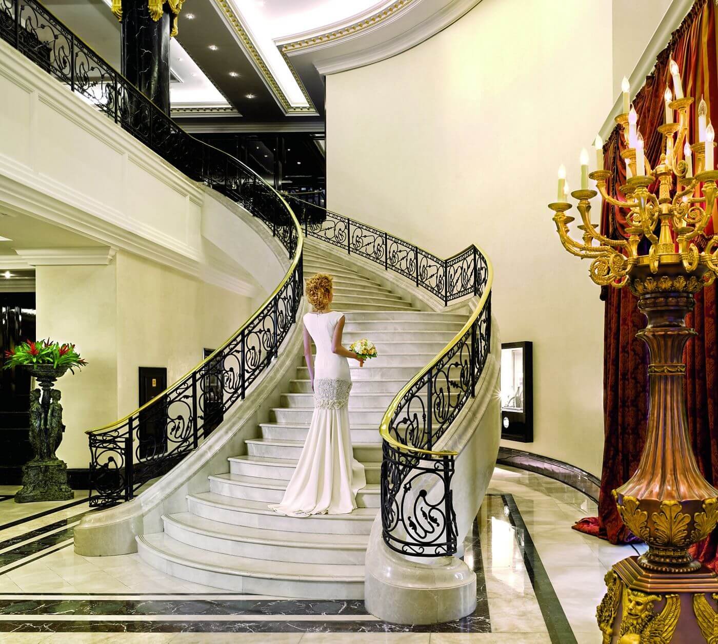 Доле холле. Отель the Ritz-Carlton, Moscow. Ritz Carlton Moscow. Гостиница Ritz Carlton Москва. Ритц Карлтон лестница.