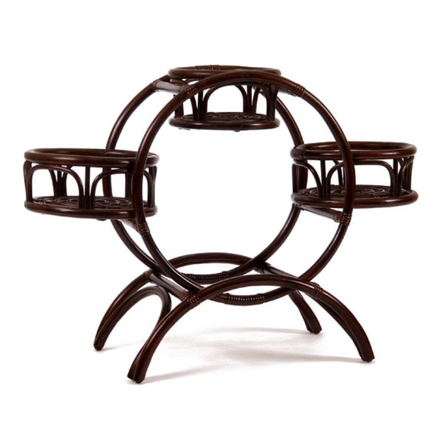 Белая стена кресло растения с плетеными горшками