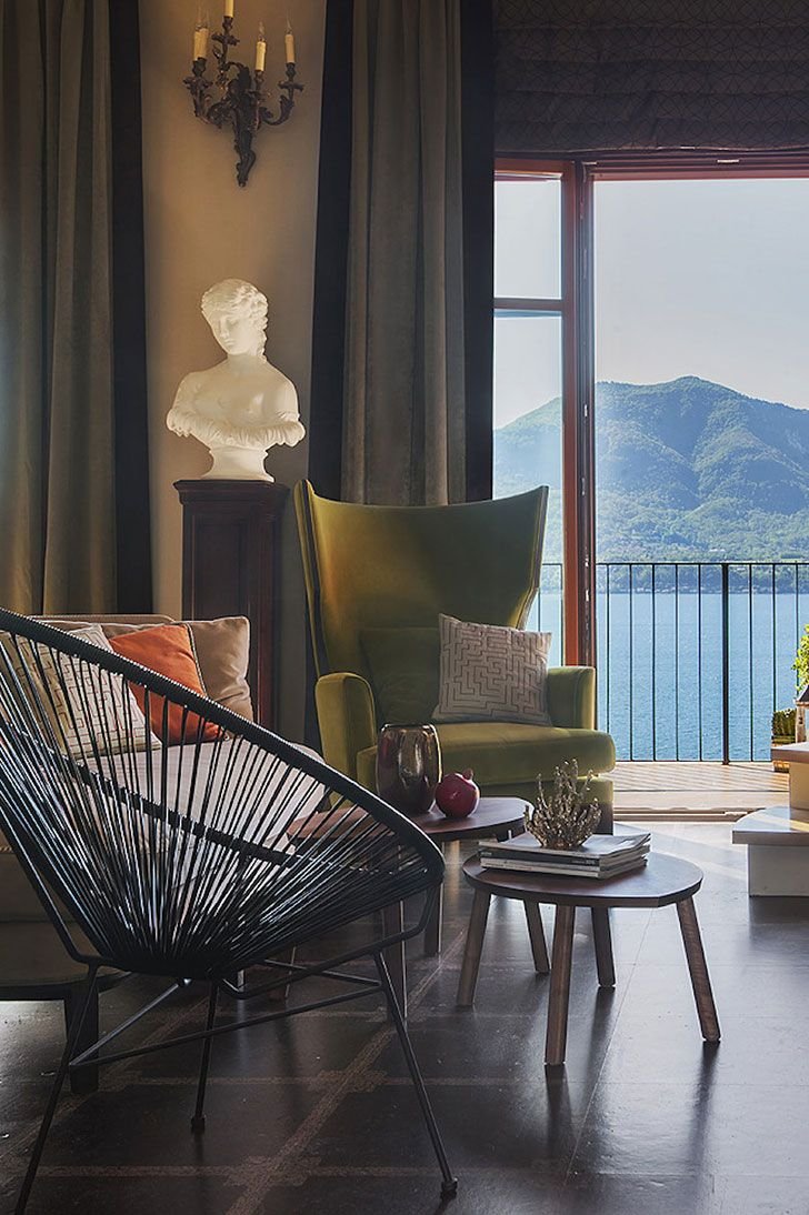 Гостиная с видом на озеро