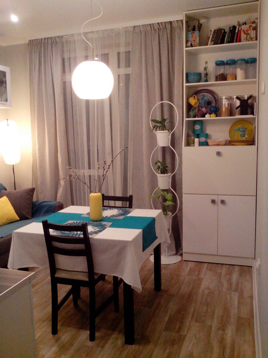 Круглый стол в углу кухни