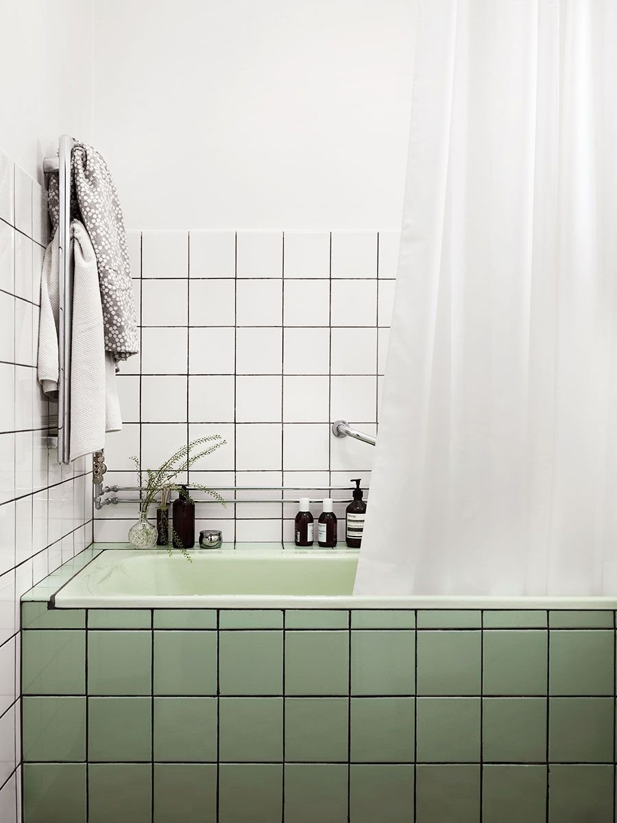 Белая квадратная плитка в ванной